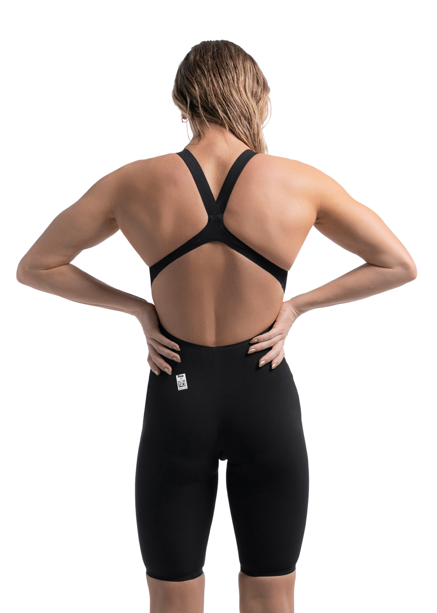 Femme avec les mains sur les hanches portant Speedo Fastskin LZR Pure Valor 2.0 Openback Kneeskin - Black -Front view