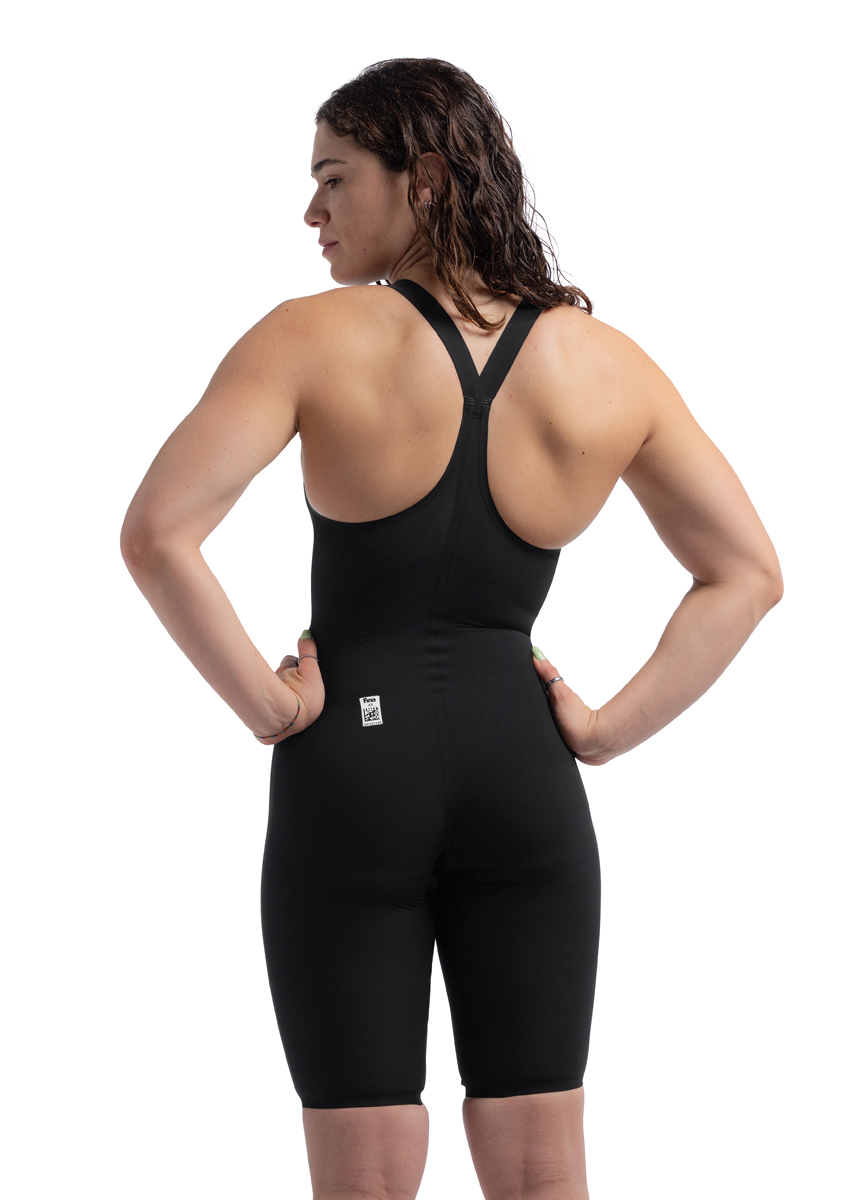 Femme avec les mains sur les hanches portant Speedo Fastskin LZR Pure Valor 2.0 Closedback Kneeskin - Black-Front view