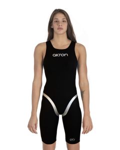 Front view d'une femme portant Akron Womens Ultraskin Limited Edition Openback Kneesuit - Black