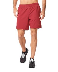 Spredaj view moškega, ki nosi 2XU Men's Aero 7-inch Shorts - Rhubarb